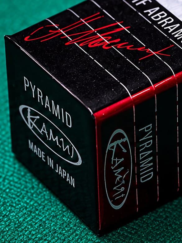 Детали упаковки: логотип Kamui, надписи Pyramid и Made in Japan, подпись Иосифа Абрамова